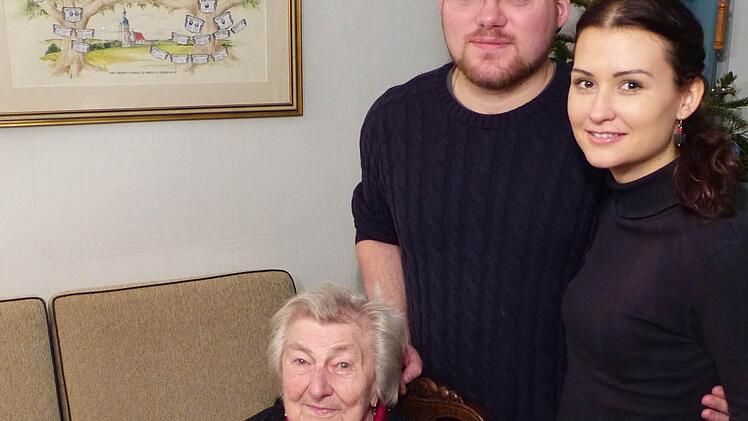 Gertud Wagner zeigt ihr Hochzeitsfoto, das Sylvester 1949 aufgenommen wurde. Ihr Enkel Wolf und seine Braut Kathrin machen es ihr nach und treten heute vor den Traualtar. Foto: privat