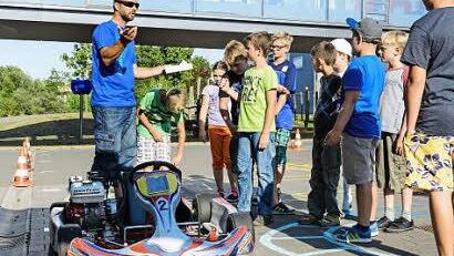 Christian Röder erklärt den Jugendlichen ein Kart.Foto: Björn Hein