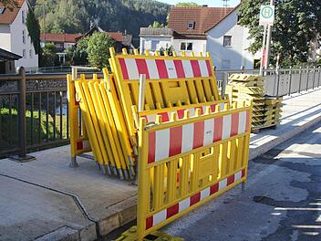 In Steinwiesen stehen zahlreiche Absperrgitter für die Sperrung der Straßen bereit.  Foto: Friedwald Schedel
