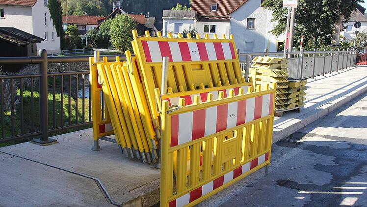 In Steinwiesen stehen zahlreiche Absperrgitter für die Sperrung der Straßen bereit.  Foto: Friedwald Schedel