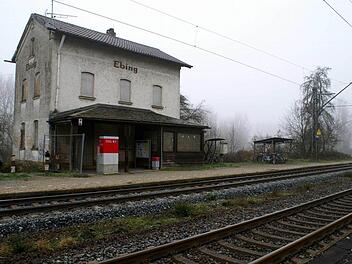 Die Tage des Bahnhofsgebäudes am Haltepunkt Ebing sind gezählt, auch der Bahnübergang verschwindet.  Foto: Renate Neubecker