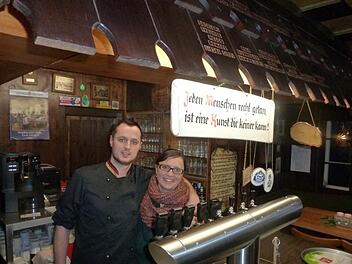 Die Geschwister Diana und Dennis Tisma stehen als neue Pächter hinter der Theke der Kissinger Hütte.  Foto: Archiv/ Thomas Pfeuffer