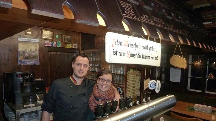 Die Geschwister Diana und Dennis Tisma stehen als neue Pächter hinter der Theke der Kissinger Hütte.  Foto: Archiv/ Thomas Pfeuffer