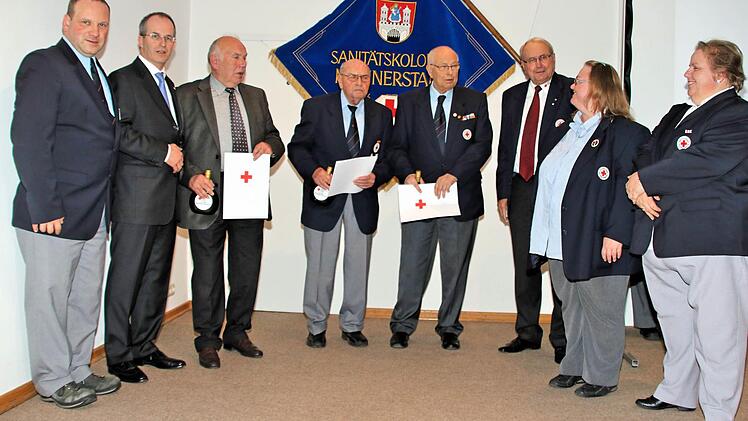 Verdiente und langjährige Mitglieder des Roten Kreuzes wurden bei der Jubiläumsfeier in der Alten Aula geehrt.  Foto: Dieter Britz