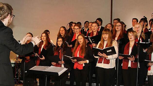 Philipp Roth leitete auch in diesem Jahr versiert den Benefiz-Projektchor, der sich aus ehemaligen und aktuellen Sch&uuml;lern der beiden Kulmbacher Gymnasien zusammensetzt. Fotos: Sonny Adam