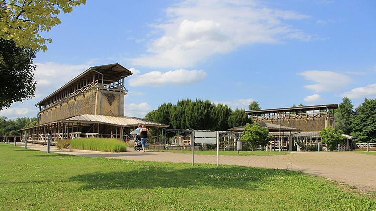 Das Gradierwerk im Kurpark in Bad Staffelstein wird an sonnigen Tagen gut besucht. Foto: Dominic Buckreus