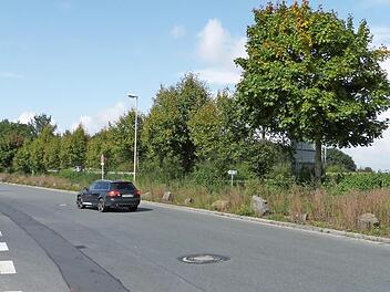 Mit einer Behelfszufahrt von der Bayreuther Straße auf die Bundesstraße will die Gemeinde Himmelkron zumindest für eine Entlastungsmöglichkeit während der Sanierungsarbeiten an der B 303 und den beiden Einmündungsbereichen in das Gewerbegebiet Himmelkron sorgen.  Foto: Werner Reißaus