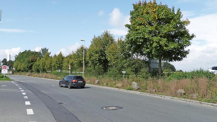Mit einer Behelfszufahrt von der Bayreuther Straße auf die Bundesstraße will die Gemeinde Himmelkron zumindest für eine Entlastungsmöglichkeit während der Sanierungsarbeiten an der B 303 und den beiden Einmündungsbereichen in das Gewerbegebiet Himmelkron sorgen.  Foto: Werner Reißaus