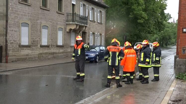Im mittelfränkischen Scheinfeld stand am Montagabend das Zentrum für kurze Zeit unter Wasser. Foto: NEWS5 / Herse