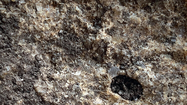 Roth: Meteorit &uuml;ber Franken - Ehepaar findet "ungew&ouml;hnlichen" Stein im Garten