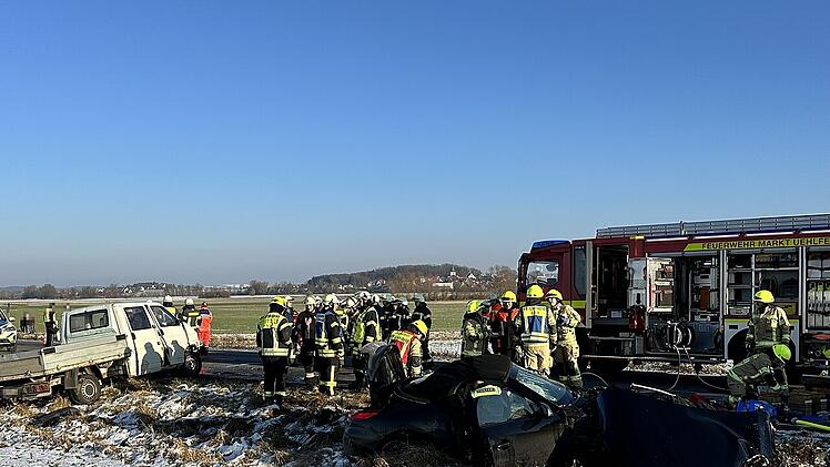 Schwerer Unfall bei Erlangen - Mann in Sportwagen eingeklemmt