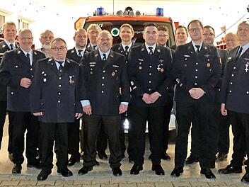 Neuwahl und Ehrungen bei der Feuerwehr Breitenau (von links): KBI Detlef Schoder, Stephan Schink, Enno Kempf, Hartmut Keller, Christian Ros, Thomas Straub, Matthias Kempf, Vorsitzender Matthias Löhnert, Kommandant Jürgen Seyffert, Thomas Tecimer, ...