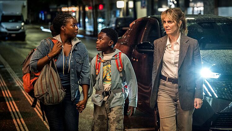 Mit der Geschichte um Moya Alemu (Nambitha Ben-Mazwi, links) und ihren Sohn Yaro Alemu (Andr&eacute; Nkot Olinga) r&uuml;ckte der Z&uuml;rich-"Tatort: K&ouml;nige der Nacht" mit Kommissarin Isabelle Grandjean (Anna Pieri Zuercher) auch das Schicksal von illegal in der Schweiz lebenden Migranten in den Fokus.
