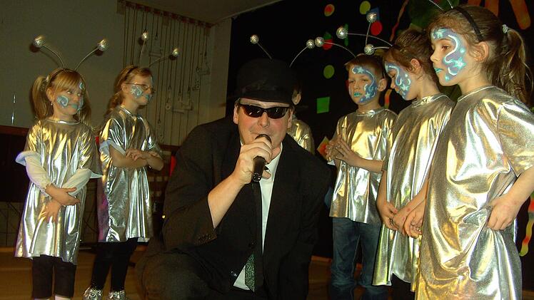 Die FC-Kidsgarde mit Moderator Christian Sell.