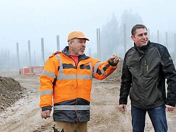 Es geht voran, und er freut sich schon jetzt auf den Einzug: Der Inhaber des "Supermarkts für Generationen", Matthias Börschel (rechts). Mit im Bild: Der Polier des bauausführenden Unternehmens, Olaf Hensgen, vom WS Gewerbebau, Rudolstadt. Foto: Veronika Schadeck