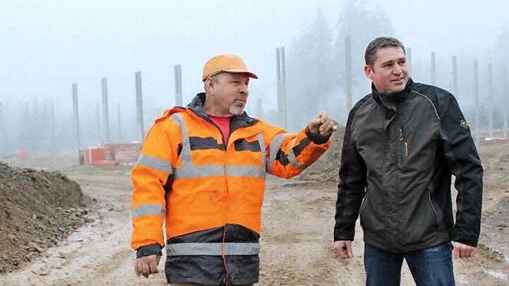 Es geht voran, und er freut sich schon jetzt auf den Einzug: Der Inhaber des "Supermarkts für Generationen", Matthias Börschel (rechts). Mit im Bild: Der Polier des bauausführenden Unternehmens, Olaf Hensgen, vom WS Gewerbebau, Rudolstadt. Foto: Veronika Schadeck