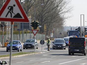 Polizisten regelten den Verkehr so lange Arbeiten an den Ampelanlagen der Kreuzung Münchner Ring/ Forchheimer Straße am Montag laufen. Foto: Matthias Hoch