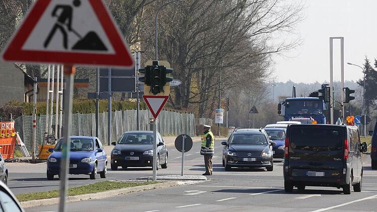 Polizisten regelten den Verkehr so lange Arbeiten an den Ampelanlagen der Kreuzung Münchner Ring/ Forchheimer Straße am Montag laufen. Foto: Matthias Hoch