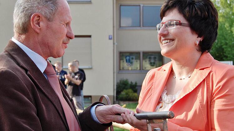 Bürgermeister Reinhard Hallhuber hat in Euerdorf den Rathausschlüssel an seine Nachfolgerin Patricia Schießer (50) weitergegeben. Fotos: Sigismund von Dobschütz