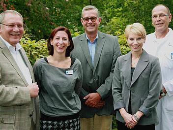 Sabine Hein wurde am 1. September als neue Verwaltungsdirektorin der Capio Franz von Prümmer Klinik begrüßt (von links): Klaus Wöhrle (Geschäftsführer der Capio Deutsche Klinik GmbH), Sabine Hein (neue Verwaltungsdirektorin der Capio Franz von Prümmer Klinik), Martin Reitz (Geschäftsführer der Capio Deutsche Klinik GmbH), Ines Seitz (Leitung Allgemeine Verwaltung der Klinik) und Tobias Goebel (Chefarzt Innere Medizin).  Foto: Capio Franz von Prümmer Klinik