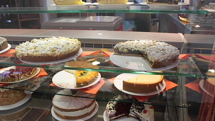 Eine Bad Staffelsteiner Kuchentheke nach Aschermittwoch - vielfältig im Angebot wie eh und je. Foto: Markus Häggberg