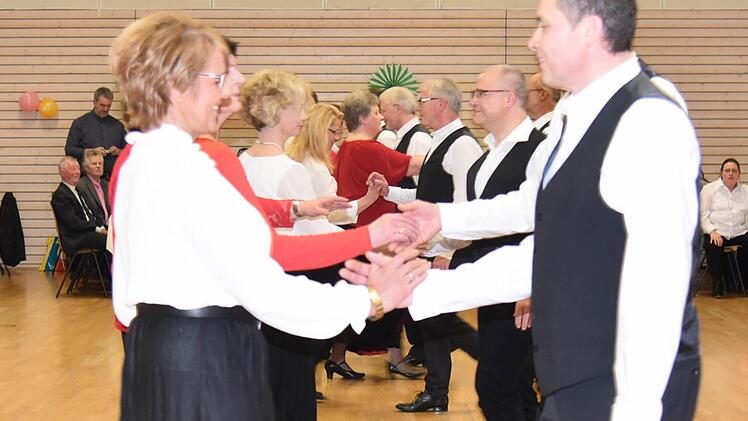 Zum 25.Jubiläum der Tanzsportabteilung der Sportvereinigung Ahorn zeigte der Hobbytanzkreis eine Quadrille, einen französischen Kontratanz aus der Zeit Napoleons. Foto: Gabi Arnold