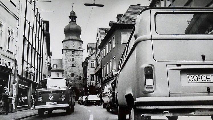 Blick in die Spitalgasse vor der Eröffnung der Fußgängerzone im jahr 1982Foto: Tageblatt-Archiv
