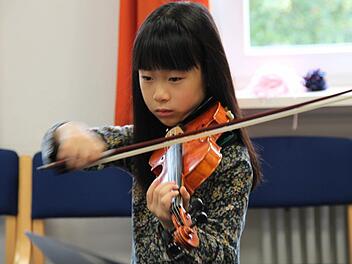 Hochkonzentriert und voller Begeisterung sind die kleinen Sch&uuml;ler aus Peking. Die j&uuml;ngste ist sechs Jahre alt. Foto: Kerstin V&auml;th