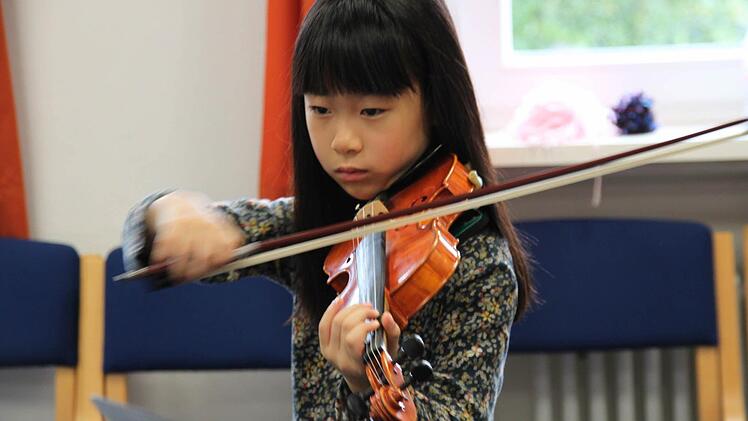 Hochkonzentriert und voller Begeisterung sind die kleinen Sch&uuml;ler aus Peking. Die j&uuml;ngste ist sechs Jahre alt. Foto: Kerstin V&auml;th