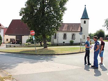 Richard und dessen Vater Hubert Dorsch und Alois Köberlein (von links auf dem zentralen Platz vor der Kapelle) wollen die Vorstellungen der Bösenbechhofener Bürger umsetzen. Foto: Andreas Dorsch