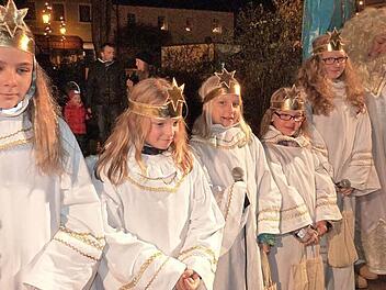 Christkind Marina Neuner (rechts) kam mit ihren Engelchen. Fotos: Werner Rei&szlig;aus
