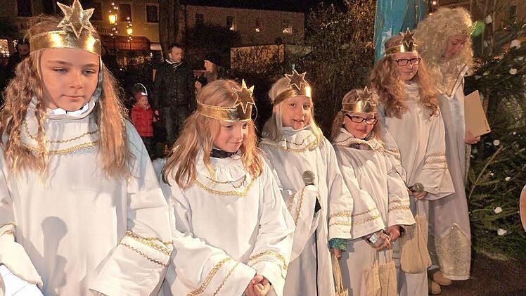 Christkind Marina Neuner (rechts) kam mit ihren Engelchen. Fotos: Werner Rei&szlig;aus