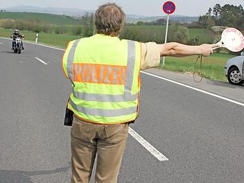Ein Beamter der Eberner Polizei winkt wieder einen Motorradfahrer heraus. Fotos Ralf Kestel