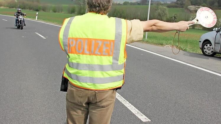 Ein Beamter der Eberner Polizei winkt wieder einen Motorradfahrer heraus. Fotos Ralf Kestel