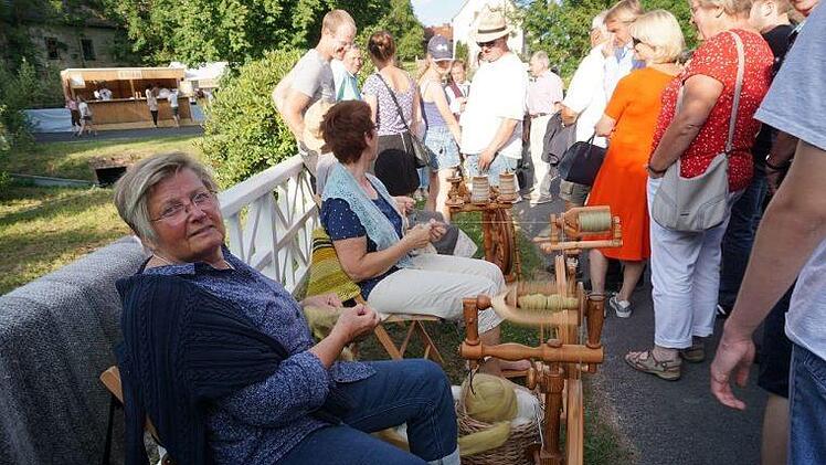 Historisches Dorffest Weißenbach. Am Spinnrad. Foto: Marion Eckert
