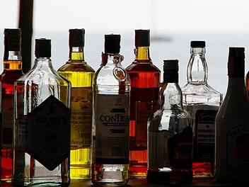 Diebe stehlen 28 Flaschen Schnaps und leisten Widerstand bei Festnahme. Symbolbild: pixabay.com