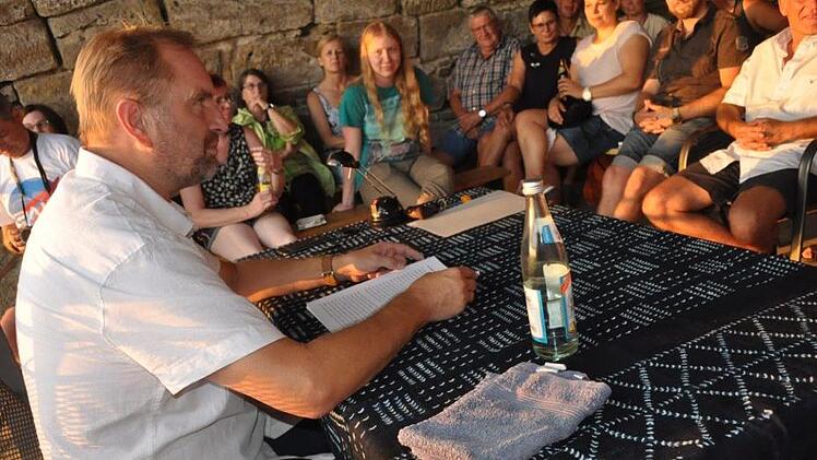 Helmut Vorndran präsentiere rund 100 Zuhörern in der Ruine Altenstein Ausschnitte aus seinem neuesten Krimi und erzeugte dabei herzhaftes Lachen, aber auch leichtes Schaudern. Foto: Simon Albrecht