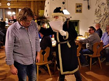 Der Nikolaus (Andreas Buckreus jun.) schwingt bei der traditionellen Wallenfelser Flößerkerwa ausgiebig die Rute.Gerd Fleischmann