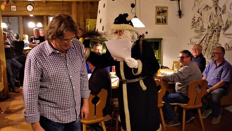 Der Nikolaus (Andreas Buckreus jun.) schwingt bei der traditionellen Wallenfelser Flößerkerwa ausgiebig die Rute.Gerd Fleischmann