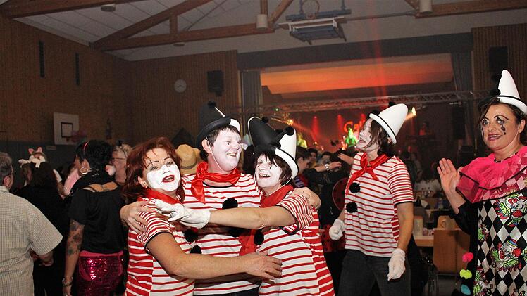 Beim Weiberfasching in Wachenroth ging's rund.  Foto: Evi Seeger