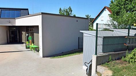 Im Norden der Kindertagesstätte "Zwergenhaus" in Haßfurt (im Bild) wird bis September 2020 ein zweigeschossiger Anbau für zwei Gruppenräume fertiggestellt. Einer der vorhandenen Gruppenräume wird dann in Funktionsräume umgebaut.  Fotos: Ulrike Langer