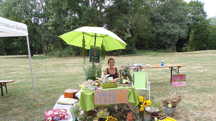 Die Coburger-Studentin Sophia Fiedler vom Projekt "Samenpunk" an ihrem Stand. Unter dem Leitspruch "Freiheit für die Sortenvielfalt" hat sich das Projekt zum Ziel gesetzt, die Begeisterung für samenfestes Saatgut und alte Sorten zu wecken.  Fotos: Peter Reifschneider