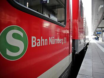 Im Nürnberger Hauptbahnhof geht am Mittwochabend wenig. Viele Züge stehen still. Symbolfoto: Daniel Karmann/dpa