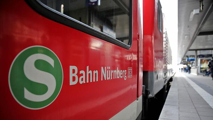 Im Nürnberger Hauptbahnhof geht am Mittwochabend wenig. Viele Züge stehen still. Symbolfoto: Daniel Karmann/dpa