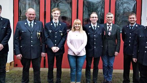 Ehrungen und Neuaufnahmen standen im Mittelpunkt der Hauptversammlung der Feuerwehr Schl&ouml;men. Im Bild (von links) Harald Pachmann, Kommandant Reiner Hahn, Philipp T&ouml;pel, Jessy Fricke, Stefan Meyer, B&uuml;rgermeister Siegfried Decker, Jugendwart Frank Koch und Vorsitzender Alfred Fa&szlig;old Foto: Werner Rei&szlig;aus