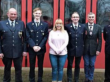 Ehrungen und Neuaufnahmen standen im Mittelpunkt der Hauptversammlung der Feuerwehr Schlömen. Im Bild (von links) Harald Pachmann, Kommandant Reiner Hahn, Philipp Töpel, Jessy Fricke, Stefan Meyer, Bürgermeister Siegfried Decker, Jugendwart Frank Koch und Vorsitzender Alfred Faßold Foto: Werner Reißaus