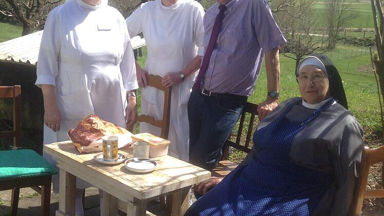 Nach der Spende eines Bienenvolkes f&uuml;r das Mutterhaus Mallersdorf (von links) Schwester Xaverella, Schwester Franziska, Reinhard Hautmann und Schwester Sigisbalda Foto: privat