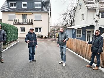Der Wiesenweg in Mitwitz ist fertiggestellt (von links): Bauleiter Mathias Häfner, Planer Klaus Müller, Bürgermeister Oliver Plewa und Matthias Greiner Foto: Maria Löffler
