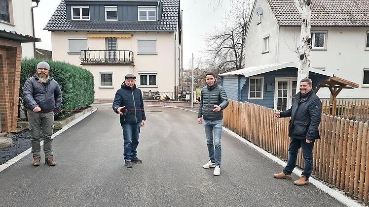 Der Wiesenweg in Mitwitz ist fertiggestellt (von links): Bauleiter Mathias Häfner, Planer Klaus Müller, Bürgermeister Oliver Plewa und Matthias Greiner Foto: Maria Löffler