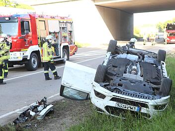 Auto &uuml;berschl&auml;gt sich: Zwei Verletzte bei schwerem Unfall auf Staatsstra&szlig;e